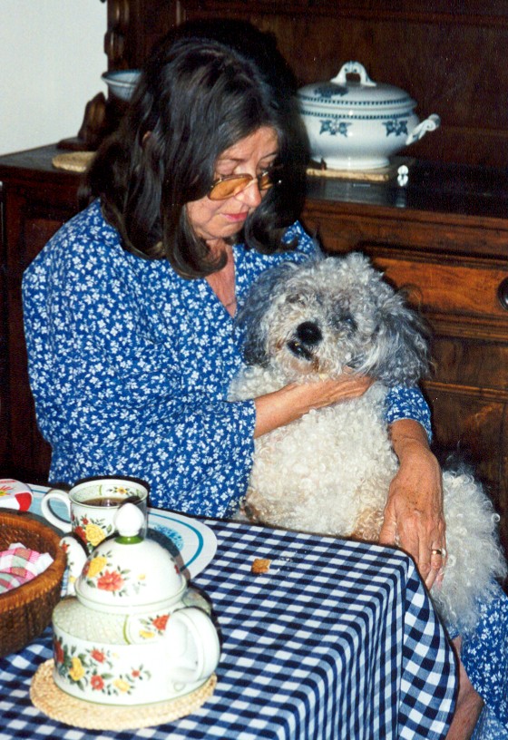 Claude gives Duquesa her final cookie. The veterinarian put her to sleep one hour later. She was 17.