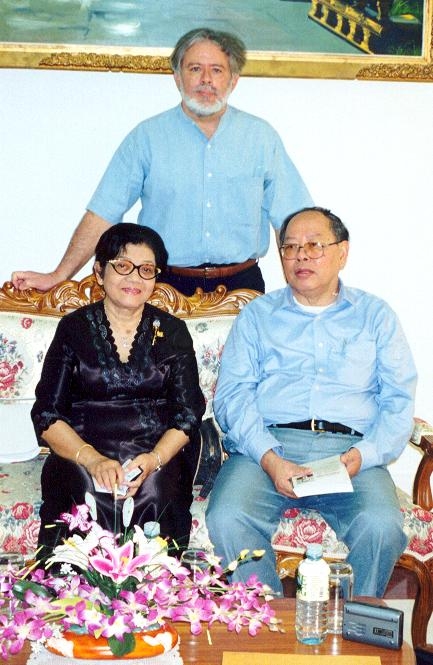 With Ieng Sary and his wife in Phnom Penh, 2001. (Photo by Sos Kem)