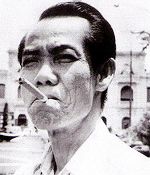 Pham Xuan An watches as NVA tanks take over Saigon—1975. (Courtesy Le Minh & Ted Thai)